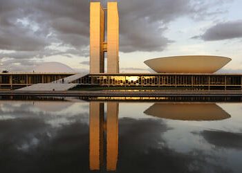 Congresso inicia semana com CPMI do INSS, mudanças no Imposto de Renda e debates sobre redes sociais