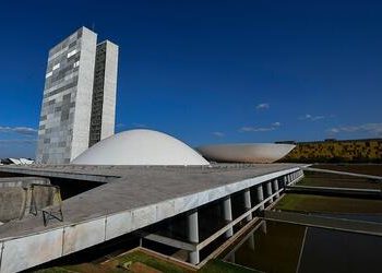 Congresso retoma atividades com foco em orçamento, reforma e pressão política