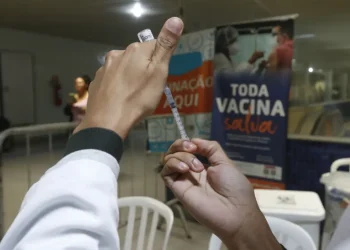 Covid-19: positividade de testes salta de 5 % para 13 % em um mês