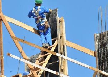 Crédito caro reduz intenção de investimento da construção ao menor nível desde 2023