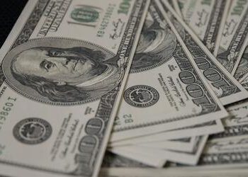 Dólar encerra pregão em queda pela quarta vez seguida