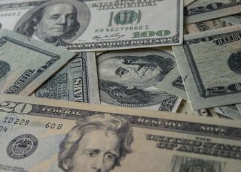 Dólar fecha em queda e é cotado a R$ 5,51 com influência do cenário externo
