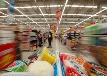 Inflação tem prévia negativa em agosto e recua para 4,95% em 12 meses