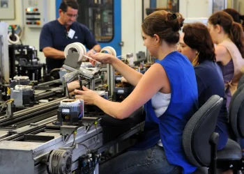 Pessimismo dos empresários da indústria completa oito meses após queda em agosto