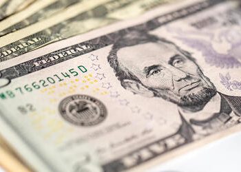 Dólar: moeda fecha último pregão em alta