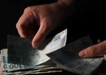 Projeto que proíbe descontos de sindicatos na folha de aposentados do INSS vai ao Senado