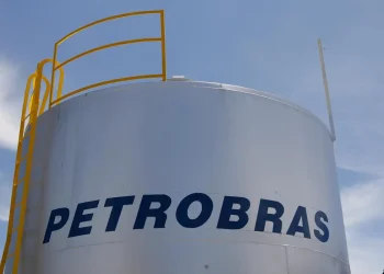 SAF: Petrobras produz querosene renovável em escala industrial