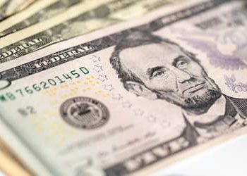 Dólar: moeda encerra última sessão em baixa, cotado a R,37