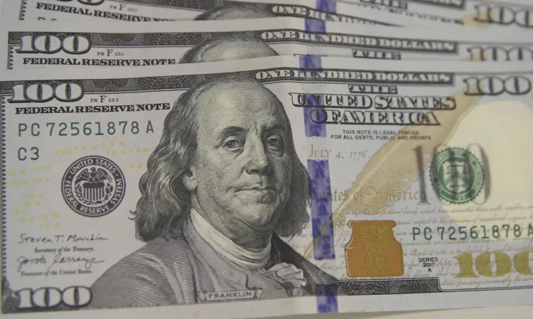 Dólar: moeda encerra o último pregão com terceira queda seguida
