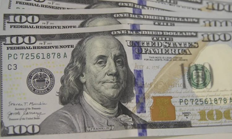 Dólar: moeda encerra o último pregão em leve alta