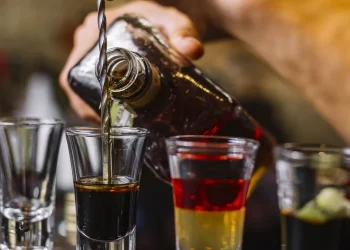 Intoxicação por metanol: Brasil registra aumento expressivo de casos