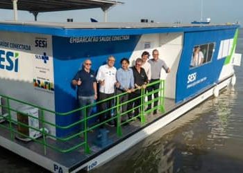 Barco a energia solar oferta serviços de saúde a trabalhadores ribeirinhos da Amazônia