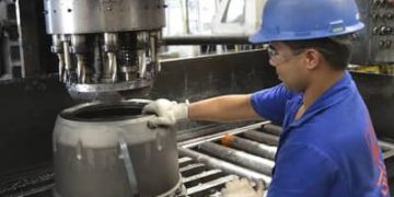 Juros altos dificultam crescimento da indústria e reduzem renda das famílias