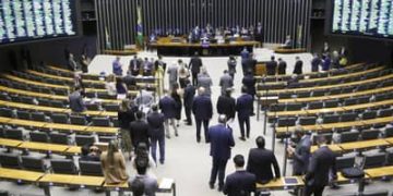 Senado aprova projeto que valida o registro de terras públicas em faixas de fronteiras Senado aprova projeto que valida o registro de terras públicas em faixas de fronteiras