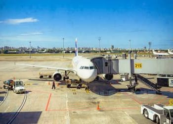 Companhias aéreas brasileiras que assumirem compromissos de descarbonização poderão acessar crédito para comprar querosene de aviação