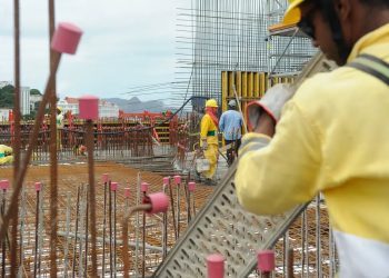 Confiança da construção civil cai em dezembro e atinge menor nível desde 2021