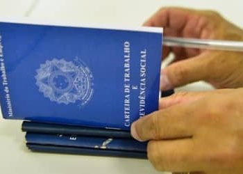 Desemprego cai a 5,2% no Brasil e atinge menor nível desde 2012, aponta IBGE 