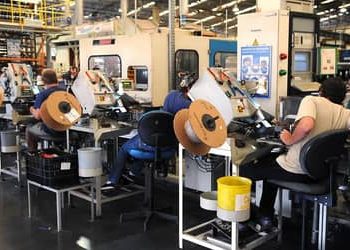 Faturamento da indústria brasileira recua pelo 3º mês consecutivo, aponta CNI