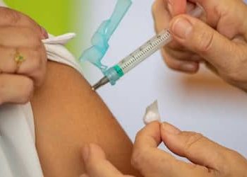 Infogripe: casos de SRAG recuam no país, mas vacinação ainda é essencial