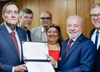 OMS entrega ao Brasil certificado de eliminação da transmissão vertical do HIV como problema de saúde pública