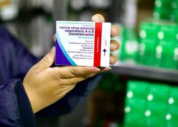 Vacina contra o vírus sincicial respiratório começa a ser distribuída em todo o país