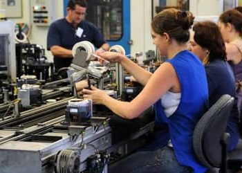 Juros altos restringem acesso ao crédito e reduzem competitividade industrial, aponta CNI