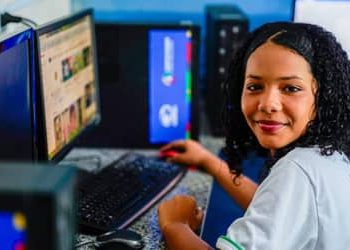 Programa Computadores para Inclusão doa mais de 60 máquinas para Santa Catarina em 2025