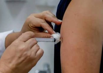 Três municípios recebem primeiras doses da vacina de dose única contra a dengue