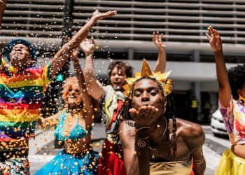 Carnaval deve movimentar entre R e R bilhões para o turismo em 2026