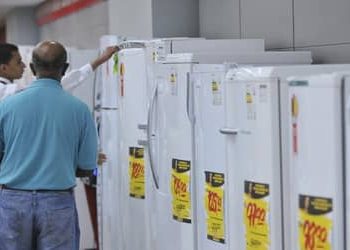 Confiança do comércio inicia 2026 pressionada pela Selic em 15%, aponta CNC