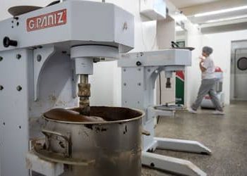 Juros altos fazem faturamento da indústria estagnar em 2025
