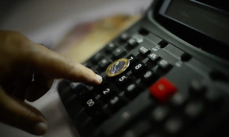 IPCA de fevereiro: preços sobem 0,70% puxados por educação, mas inflação em 12 meses melhora