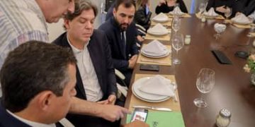 Ministro das Comunicações realiza teste de transmissão da TV 3.0 em celulares