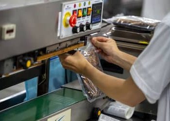 Redução da jornada de trabalho deve considerar desafios econômicos, diz CNI