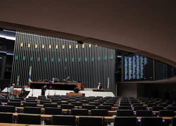 Semana começa esvaziada no Senado e sem definições na Câmara