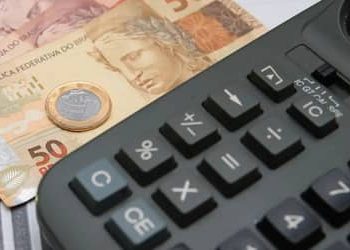 Brasil tem recorde de famílias endividadas e mais contas em atraso, revela pesquisa da CNC