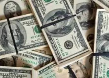 DÓLAR: moeda fecha em alta, cotado a R$ 5,00