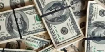 DÓLAR: moeda fecha em alta, cotado a R$ 5,00