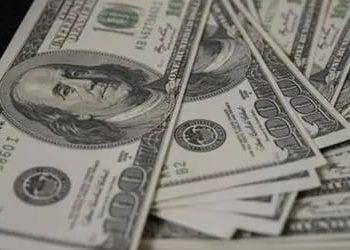 Dólar encerra último pregão aos R$ 4,99, em queda