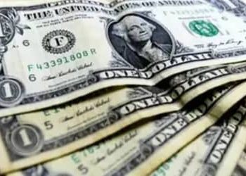 Dólar encerra último pregão em leve queda, aos R$ 4,98