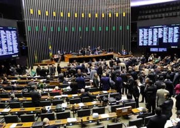 PEC do fim da escala 6×1 é “inadequada e inoportuna”, avalia CNI