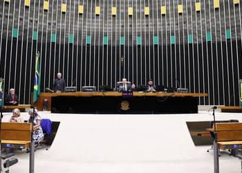 Em meio à análise da redução de jornada, Congresso terá semana esvaziada por feriado