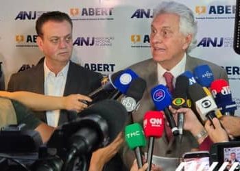 Caiado apresenta propostas para comunicação, segurança e economia em encontro da ABERT e ANJ