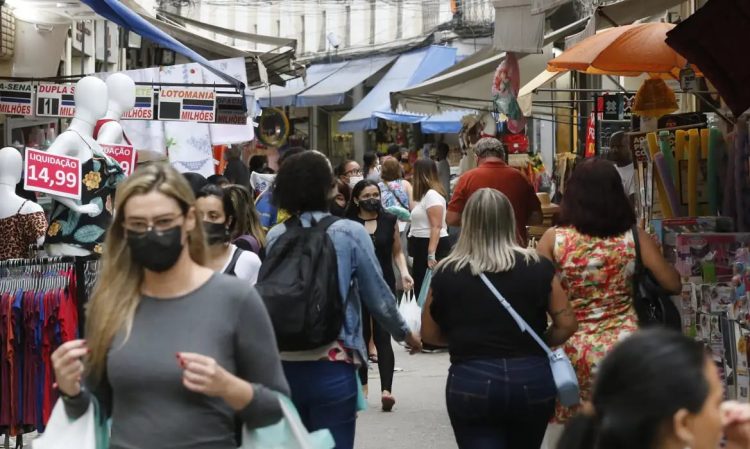 FGV: Confiança do consumidor recua pelo terceiro mês consecutivo em julho FGV: Confiança do consumidor recua pelo terceiro mês consecutivo em julho