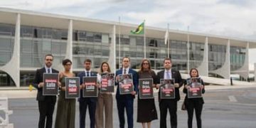 Sociedade civil pede que Lula sancione PL que põe fim à alimentação forçada de animais