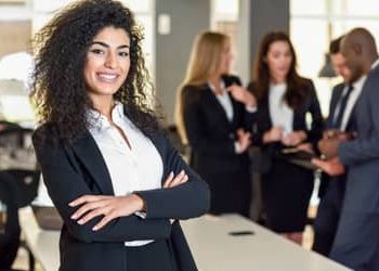 Bate-papo com Elas: webinar gratuito busca fortalecer liderança feminina na indústria