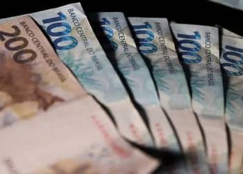 Inflação volta ao intervalo da meta, mas BC mantém cautela sobre novos cortes da Selic