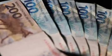 Inflação volta ao intervalo da meta, mas BC mantém cautela sobre novos cortes da Selic