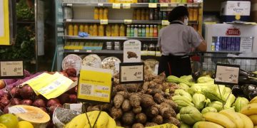 Intenção de consumo das famílias recua em agosto, aponta CNC