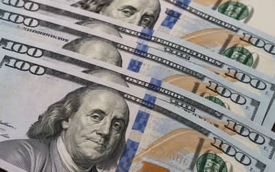 Dólar recua após fala de dirigente do Fed sobre juros Dólar recua após fala de dirigente do Fed sobre juros